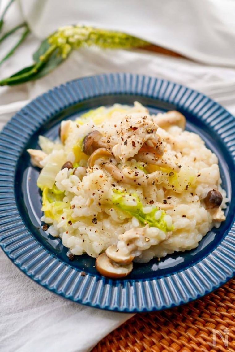 青い器に盛られたチキンときのこのミルクリゾット