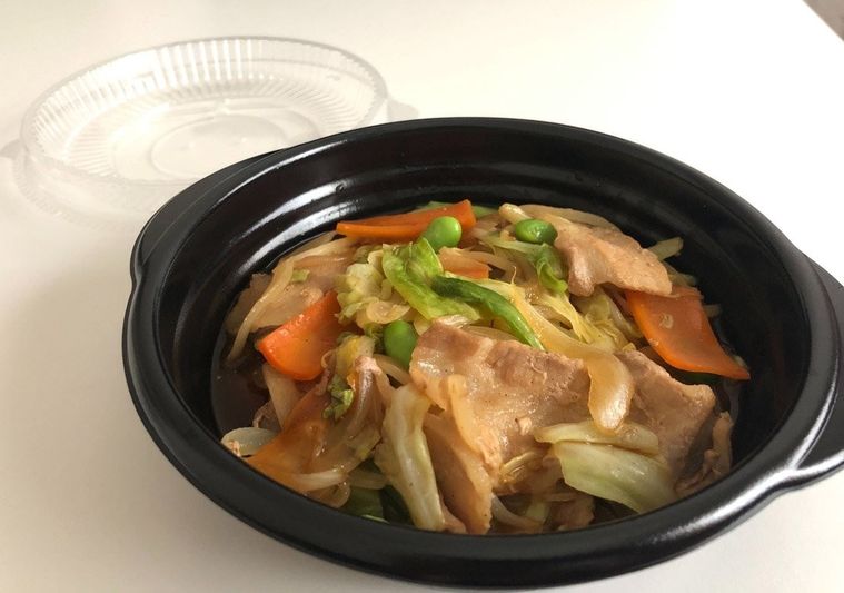 ほっともっとの肉野菜炒めがお皿に盛られている