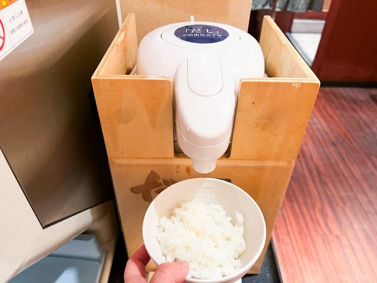 ごはんにやよい軒のだし汁が注がれようとしている