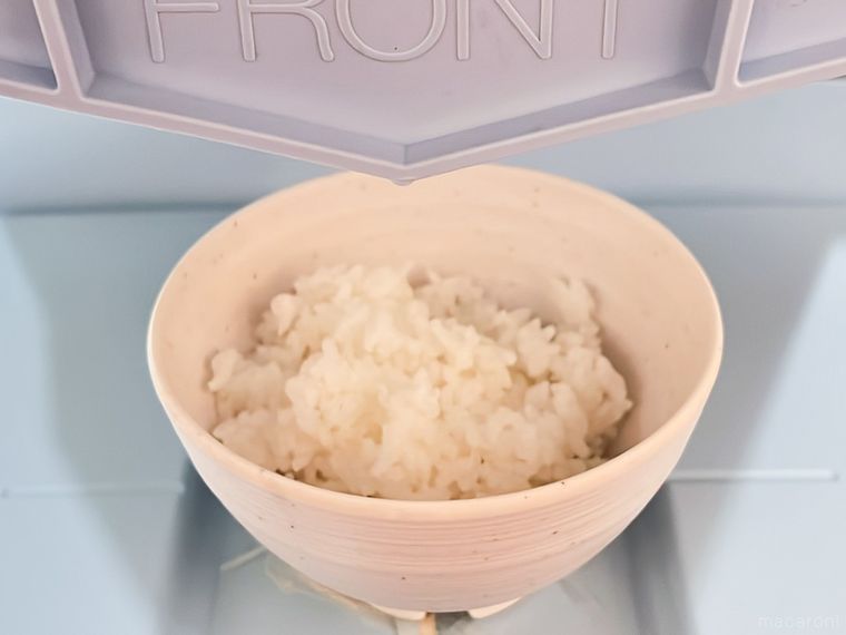 お茶碗にやよい軒のごはんが盛られている