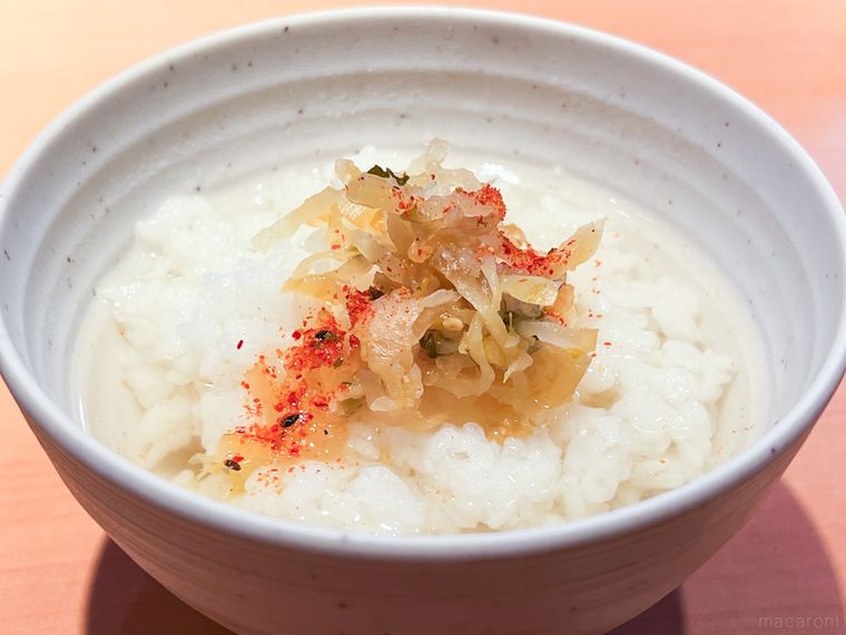 器にやよい軒の裏メニュー無限だし茶漬けが盛り付けられている