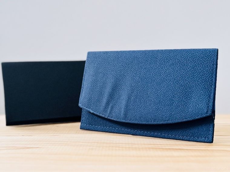 黒色と紺色のふくさが並んでいる様子