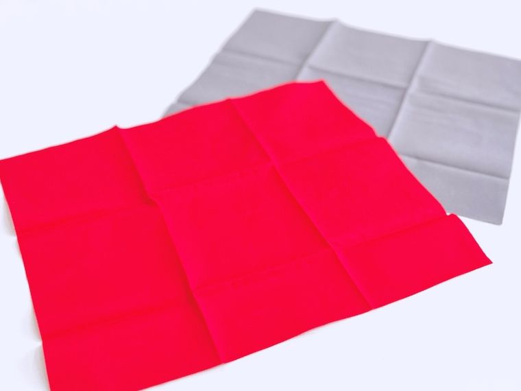 赤とグレーの布きれ