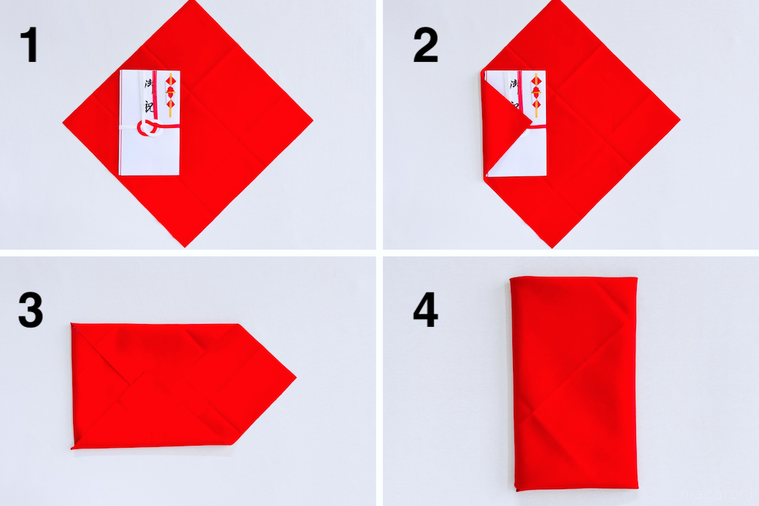 赤い布きれで祝儀袋を包んでいる様子