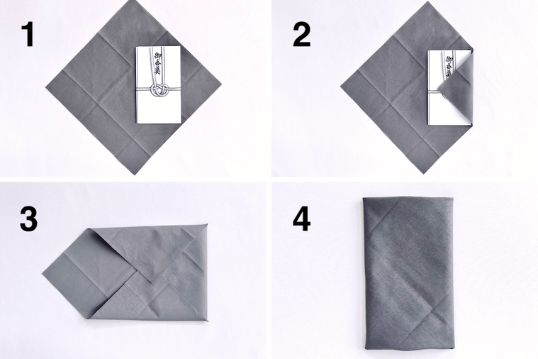 グレーの布きれで香典袋を包んでいる様子