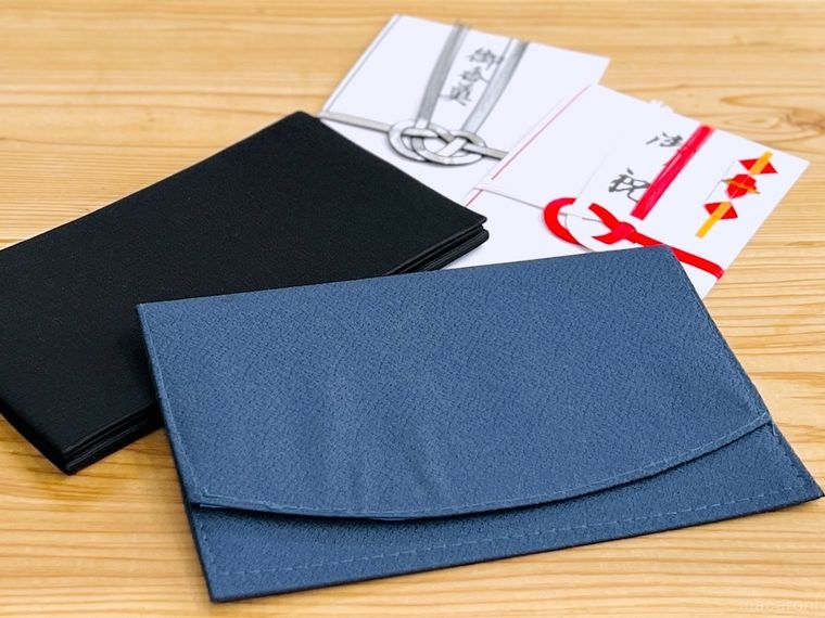 テーブルにふくさ、祝儀袋、香典袋が置かれている様子