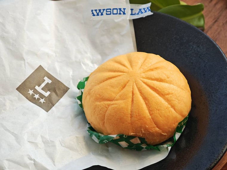 ローソンピザまんが机の上に置いてある