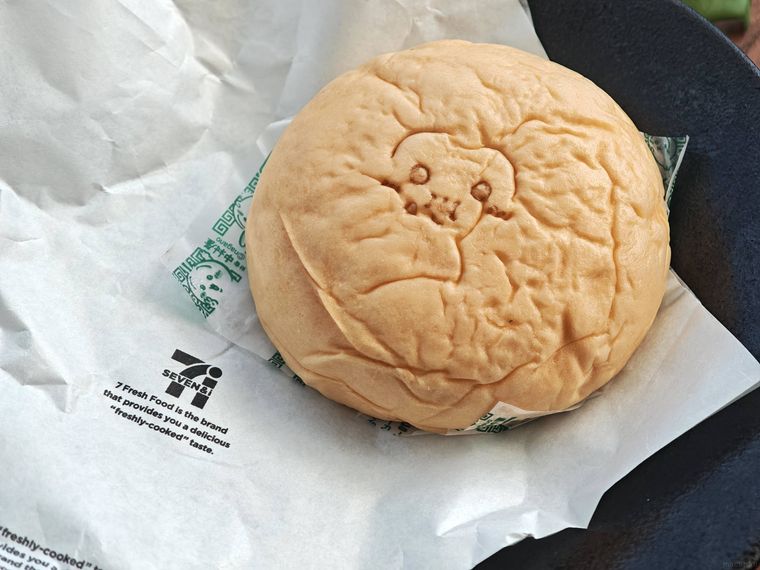 セブンイレブン うさぎのピザまんが机の上に置いてある