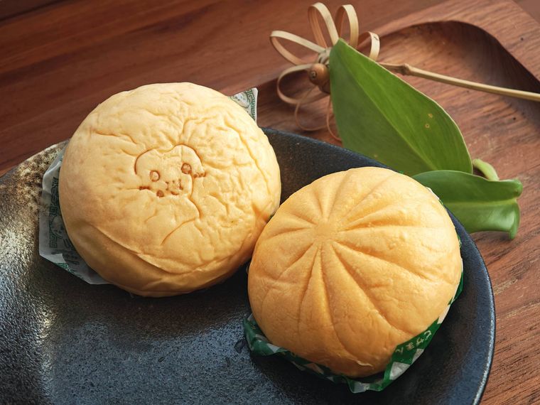 コンビニ大手2社のピザまんが並べられている