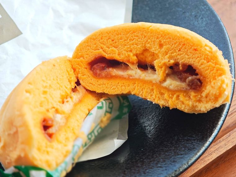 ローソンピザまんがカットされている様子