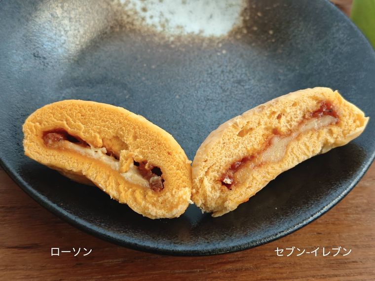 セブンイレブン うさぎのピザまんとローソンピザまんを比較している様子