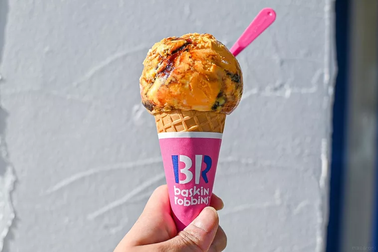 サーティワンアイスのコーンを手に持っている