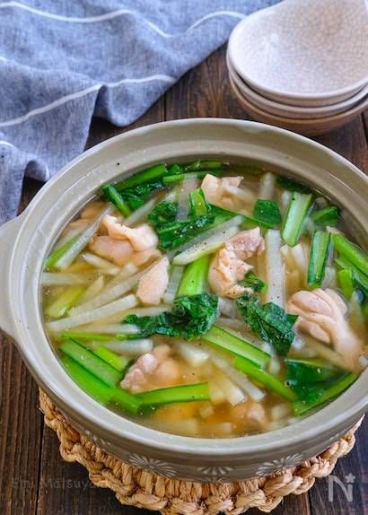 大根と小松菜たっぷりヘルシー鶏鍋と3枚の取り皿