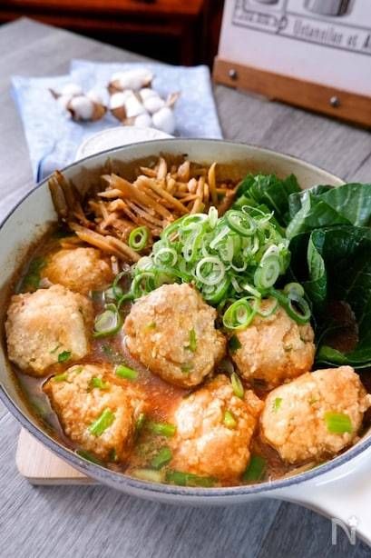 小口ねぎをたっぷりのせたごぼうと小松菜・肉団子のしょうが味噌鍋