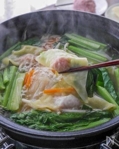 ワンタン鍋から湯気が上がる様子