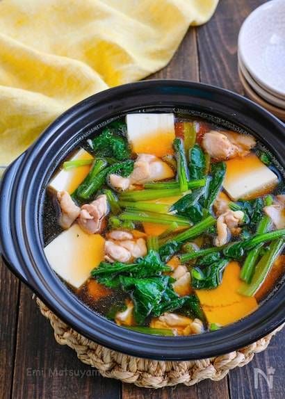 鍋敷きに置かれた小松菜と鶏肉と豆腐のお鍋