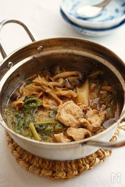 ピリ辛ごま味噌鍋と鍋敷きと取り皿