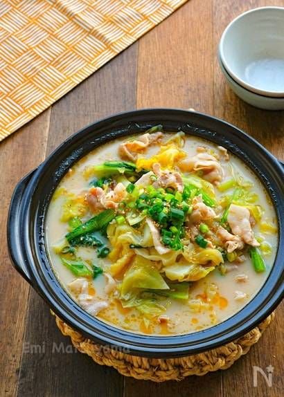 鍋敷きの上に置かれた松菜のとんこつ風コク旨スープ鍋と取り皿