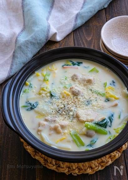 白菜と小松菜と鶏肉の簡単クリーム鍋とふきん、取り皿が並べられた様子