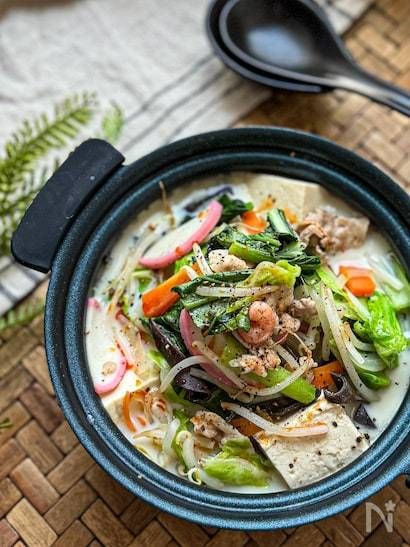 ちゃんぽん風湯豆腐とれんげが並べられた様子