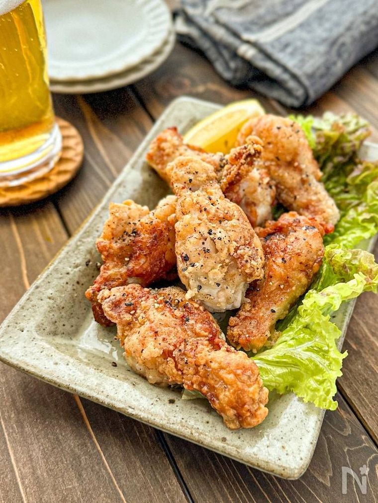 長方形の器に並べられた手羽元のカリカリ塩ガーリックバターと取り皿