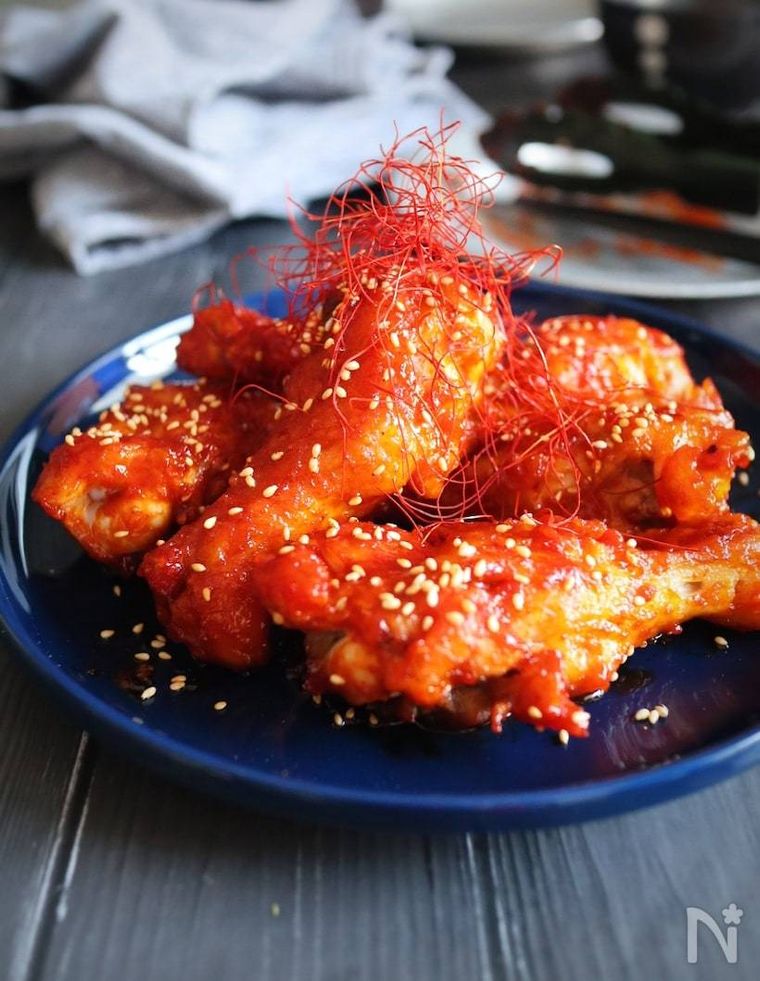 青い丸皿に置かれた手羽元の本格ヤンニョムチキン