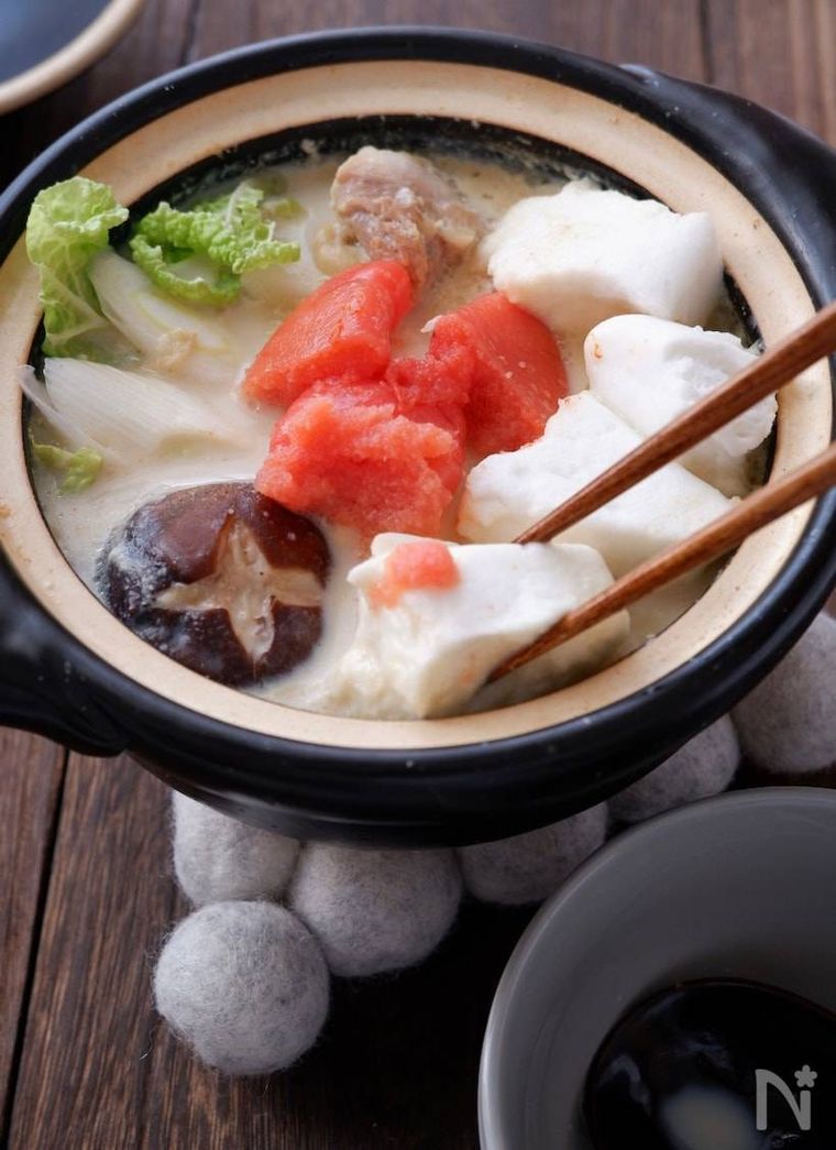 ごま豆乳めんたい鍋のはんぺんを箸で掴む様子