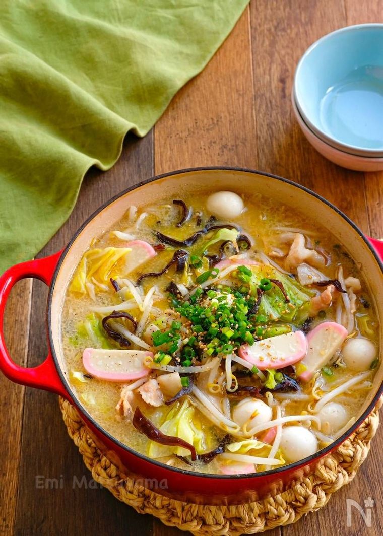 鍋敷きに置かれた具だくさん豆乳ちゃんぽん鍋と緑色のランチョンマット