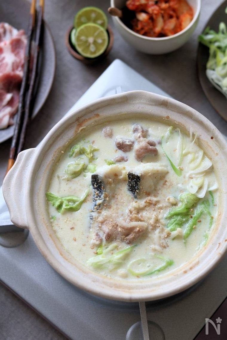 ごましょうが豆乳鍋とキムチ、生肉、すだちが並べられた様子