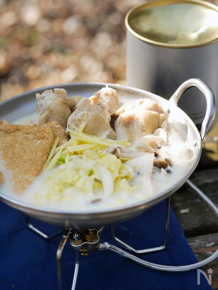 鶏手羽元と油揚げ、白菜、しめじを入れた白湯豆乳鍋
