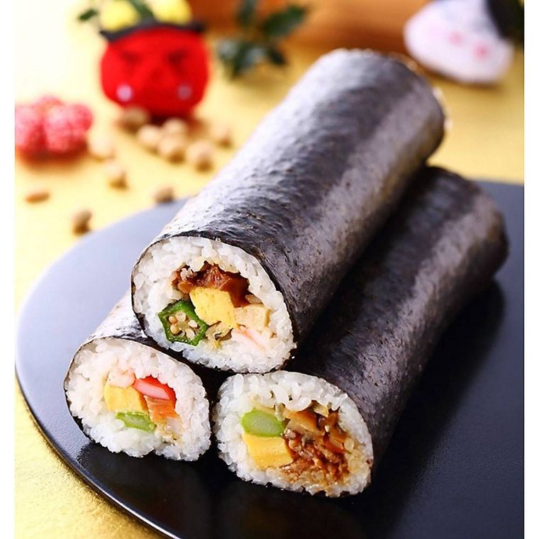 恵方巻が3本置かれている