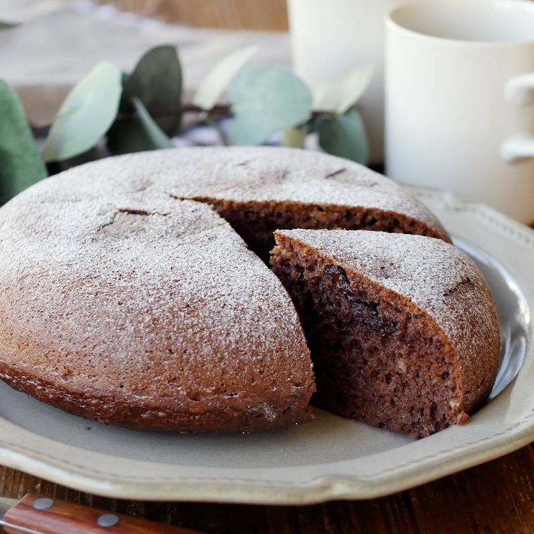 白い皿に盛られた炊飯器でしっとりチョコレートケーキ