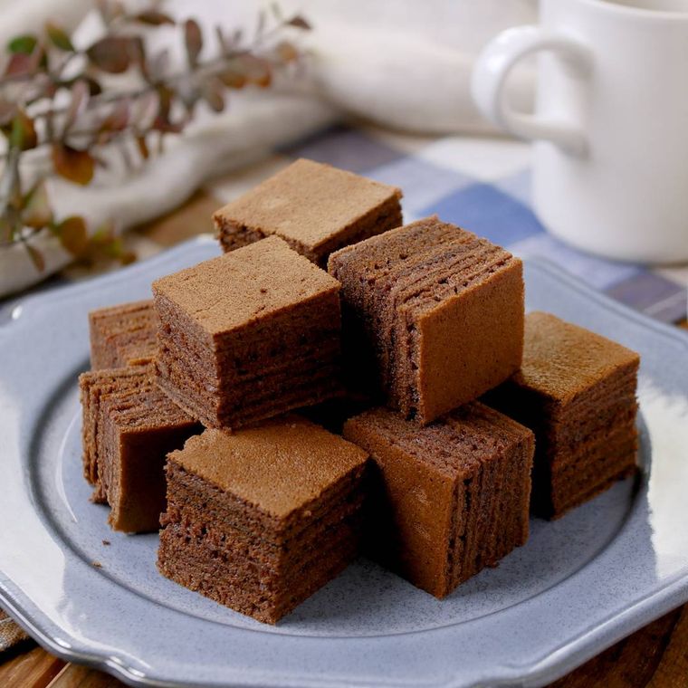 青い皿に盛られた巻かないココアバウムクーヘン