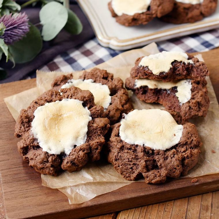 木製のカッティングボードにのったスモアスコーン