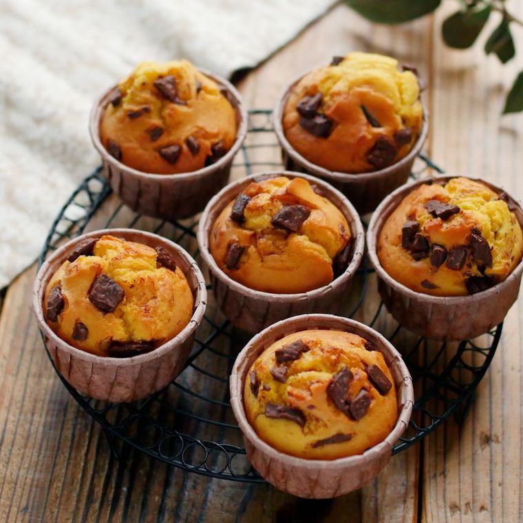 ケーキクーラーにのった6個のチョコチップマフィン