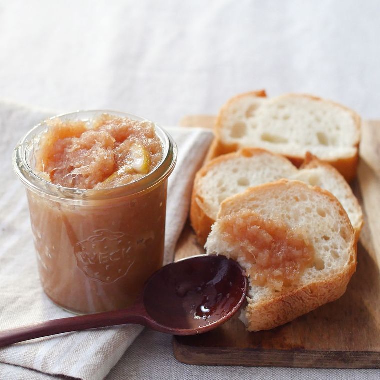 保存瓶に入ったはちみつジンジャージャム