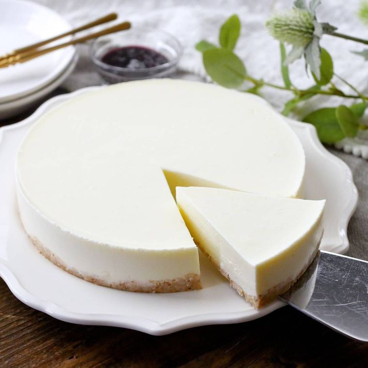 白い皿に盛られたヨーグルトレアチーズケーキ