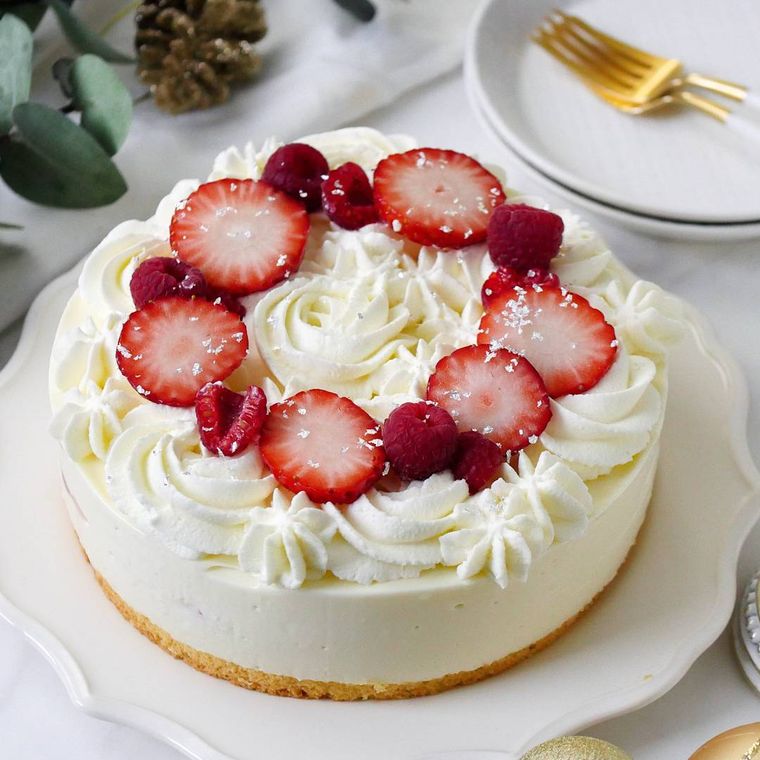 白い皿に盛られたベリーレアチーズケーキ