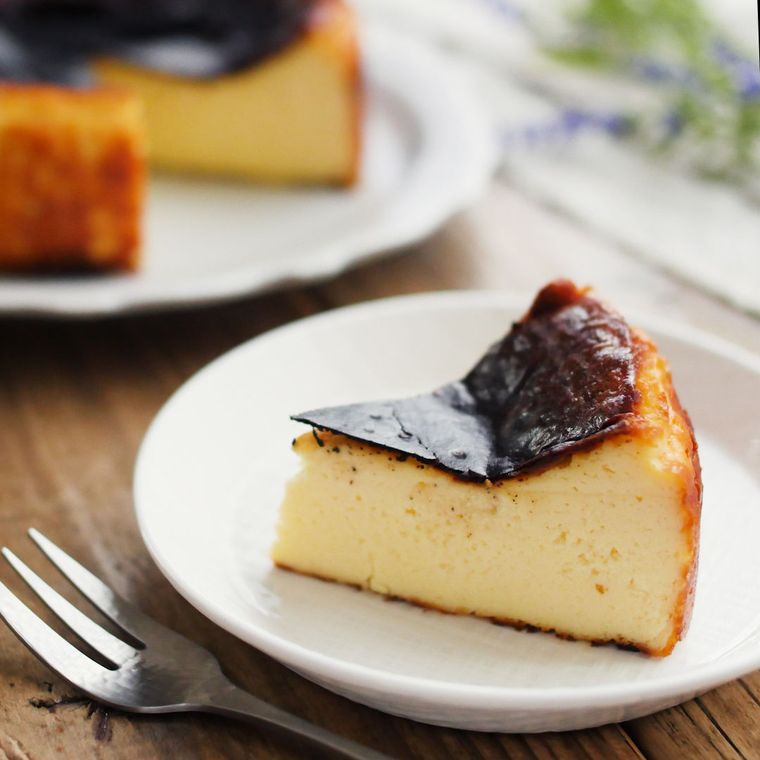 白い皿に盛られたバスクチーズケーキ