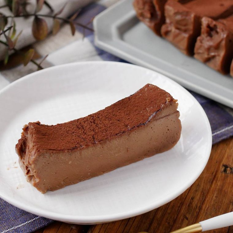 白い皿に盛られたチョコレートチーズケーキ