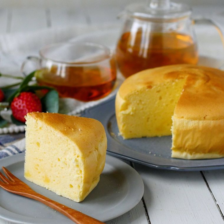 グレーの皿に盛られたスフレチーズケーキ