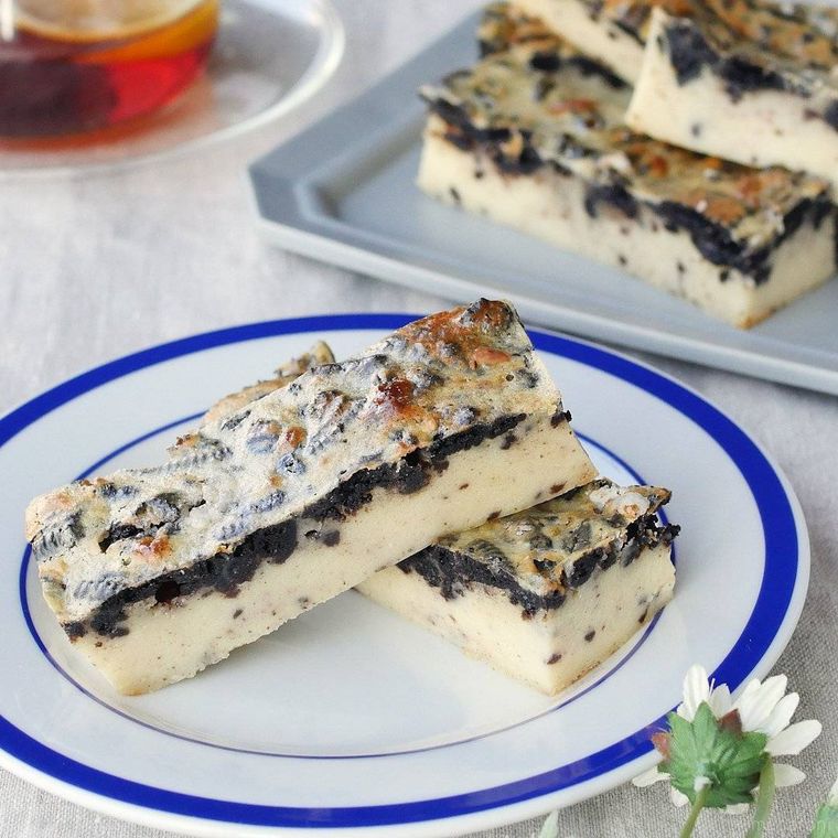 青いラインが入った白い皿に盛りつけたスティックココアクッキーチーズケーキ