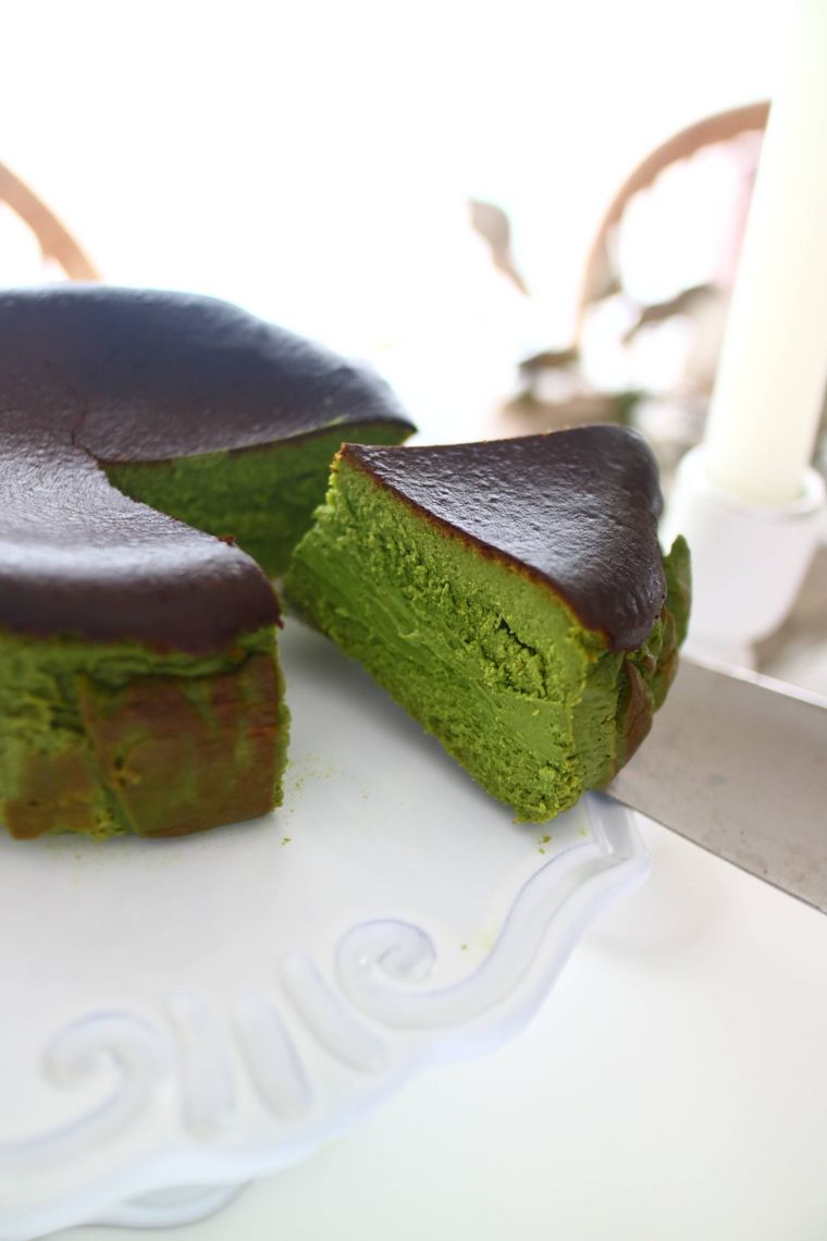 一切れ切り分けた抹茶バスクチーズケーキ