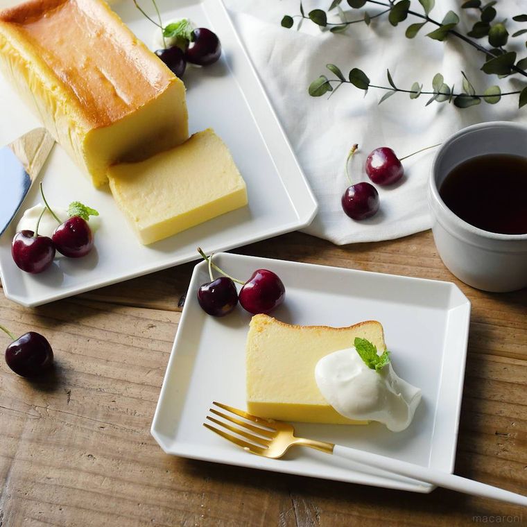 スクエア型の白い皿に取り分けた、とろける濃厚チーズテリーヌ