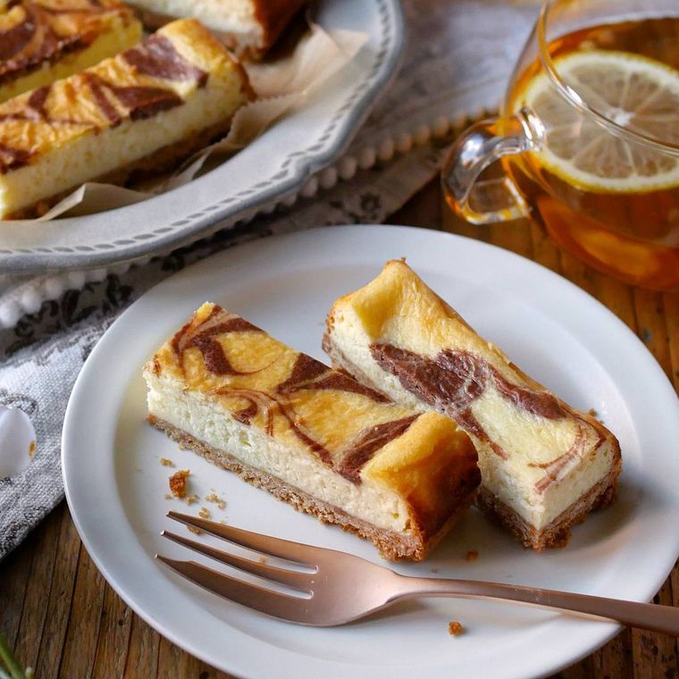 白い皿に盛られたマーブルチョコチーズケーキ