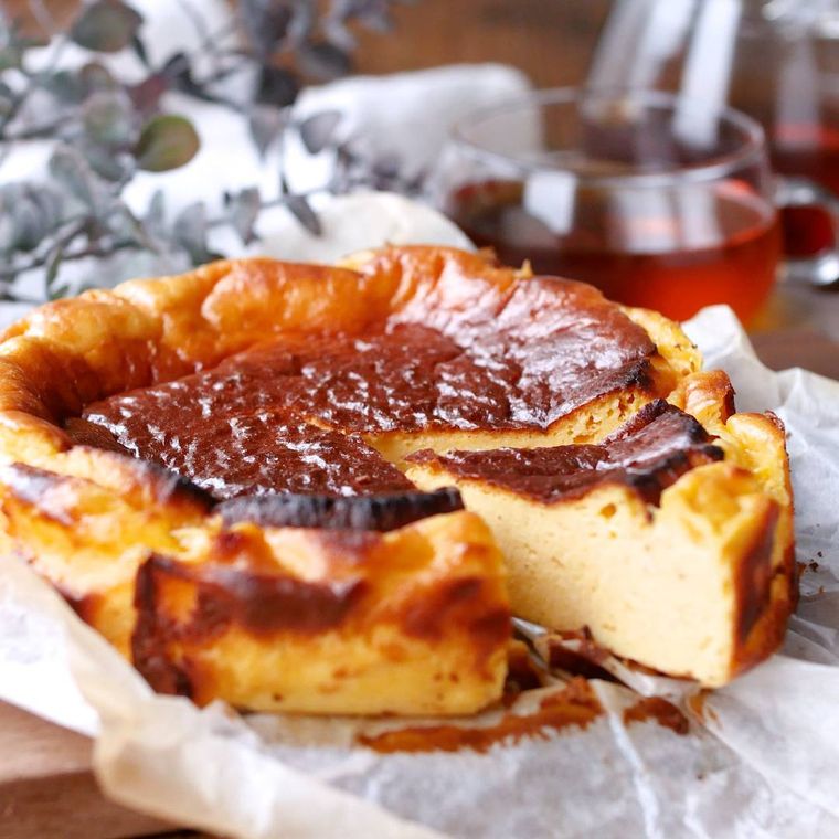 クッキングシートにのったアイスで作るバスクチーズケーキ