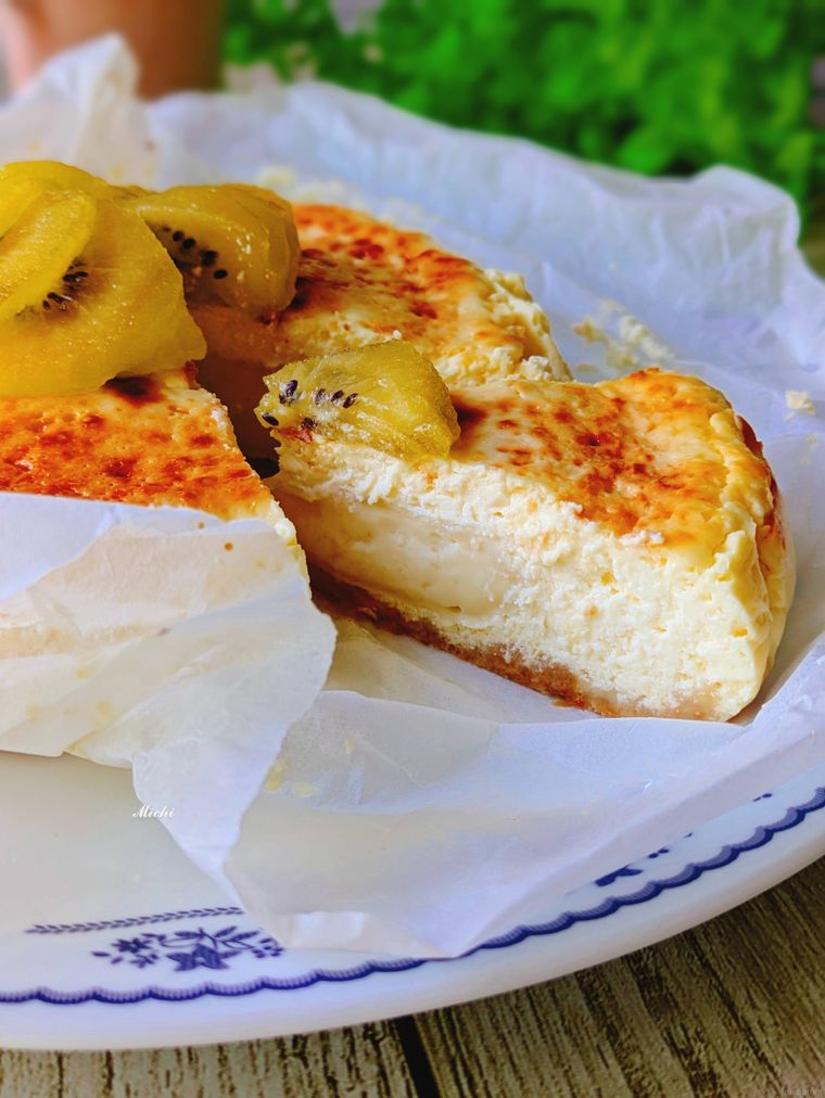 器に盛り付けた丸ごとカマンベール入りチーズケーキ