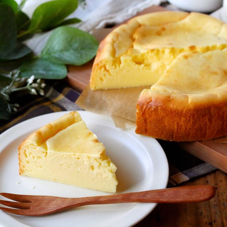 白い皿に盛られたベイクドチーズケーキ