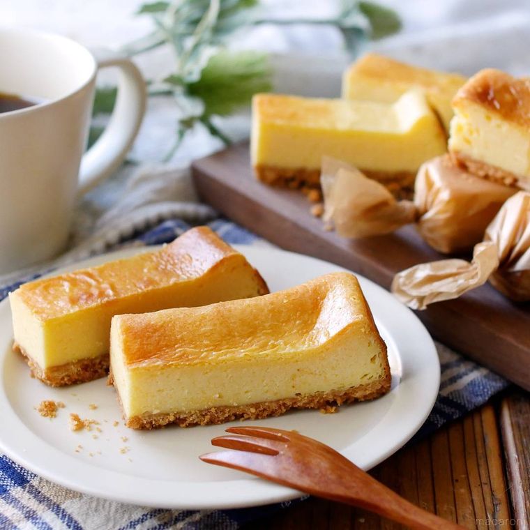 白い皿に盛りつけた基本のスティックチーズケーキ