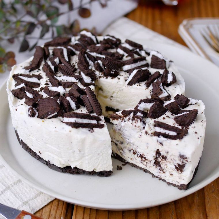 白い皿に盛られたオレオチーズケーキ